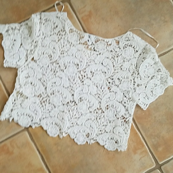 💕 Lace short sleeve top, from Delta's, medium - Picture 2 of 4